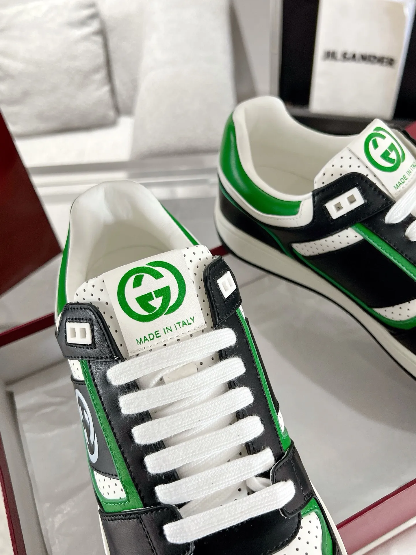 👟👟Ex-factory price 700👟👟 The latest casual sneakers for couples in white shoes❗️❗️ Original purchase, development and production. The sneakers are inspired by the classic sneakers of the 1970s, and the name is taken from the defensive movements in sports. This accessory is crafted from white leather, with an interlocking Double G stripe webbing embellished on the side, and the Gucci retro logo embellished on the shoe body. Original imported first-layer cowhide. Original custom-made soft sheepskin lining. Original open-molded TPU outsole. Bottom thickness: 2.5CM. Size: 35-44 (45 is custom-made and cannot be returned or exchanged)